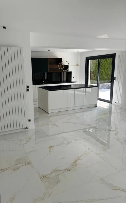 Carrelage grand format 90x90 blanc veiné gold