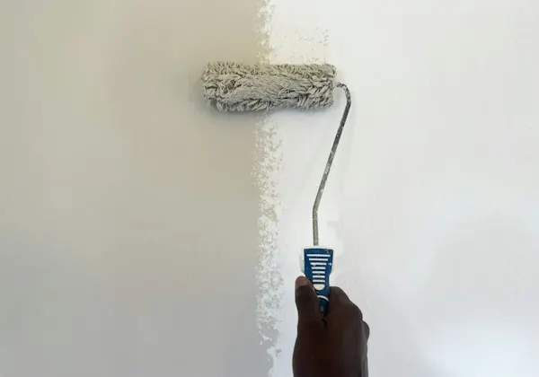 Mur repeint au rouleau